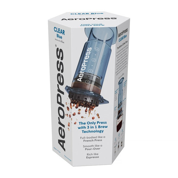 Empaque original de la cafetera AeroPress Clear Blue. Método de preparación manual con tecnología de extracción 3 en 1, color azul translúcido, disponible en Amor Perfecto.