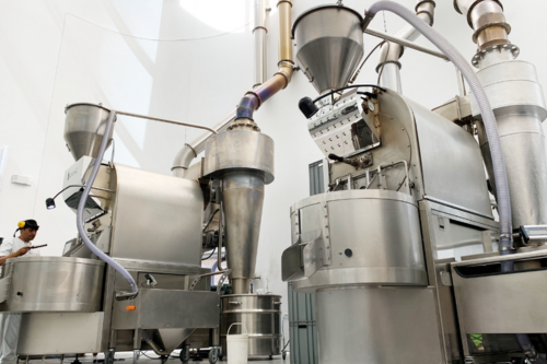 Planta de tostión de café de especialidad Amor Perfecto en Colombia. Maquinaria industrial de alta tecnología para el proceso de tostado en origen de café colombiano premium.