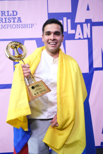 Diego Campos de Amor Perfecto, Campeón Mundial de Barismo. World Barista Champion con la bandera de Colombia. Café de especialidad de clase mundial.