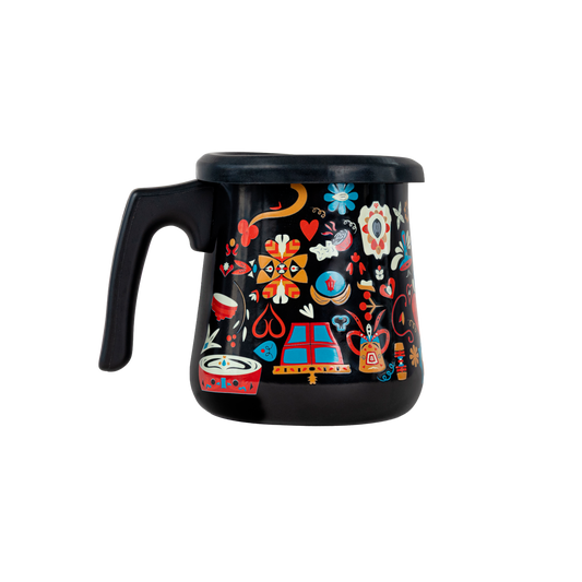Cafetera de peltre negra Amor Perfecto con ilustraciones coloridas de la cultura cafetera, jarra tradicional para café de especialidad.