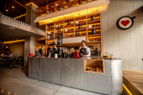 Interior de la tienda de café Amor Perfecto en Bogotá, barra de café de especialidad con diseño moderno y exhibición de productos premium.
