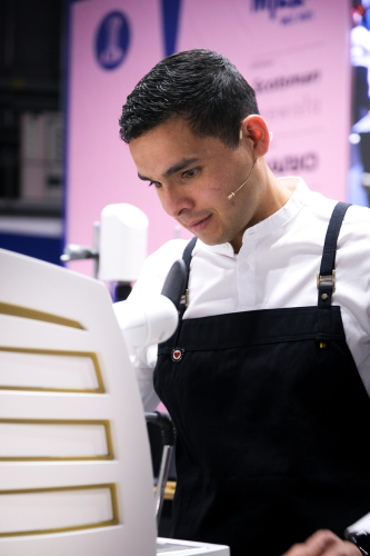 Diego Campos de Amor Perfecto en World Barista Championship. Preparación de café en máquina Victoria Arduino. Barismo profesional colombiano.