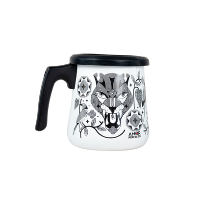 Olla de peltre Amor Perfecto Edición Biofilia. Diseño de autor en blanco y negro con ilustración de jaguar y naturaleza, ideal para servir café de especialidad colombiano.