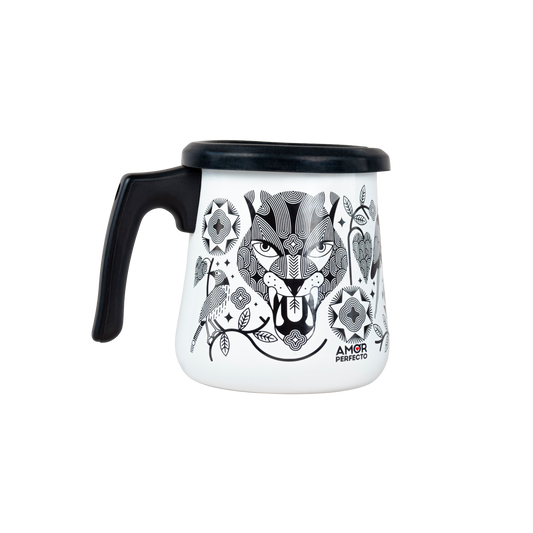 Olla de peltre Amor Perfecto Edición Biofilia. Diseño de autor en blanco y negro con ilustración de jaguar y naturaleza, ideal para servir café de especialidad colombiano.