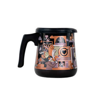 Olla de peltre esmaltado negro Amor Perfecto con ilustración "Momentos llenos de amor". Accesorio de diseño de autor que representa la cultura cafetera colombiana, ideal para servir café de especialidad.