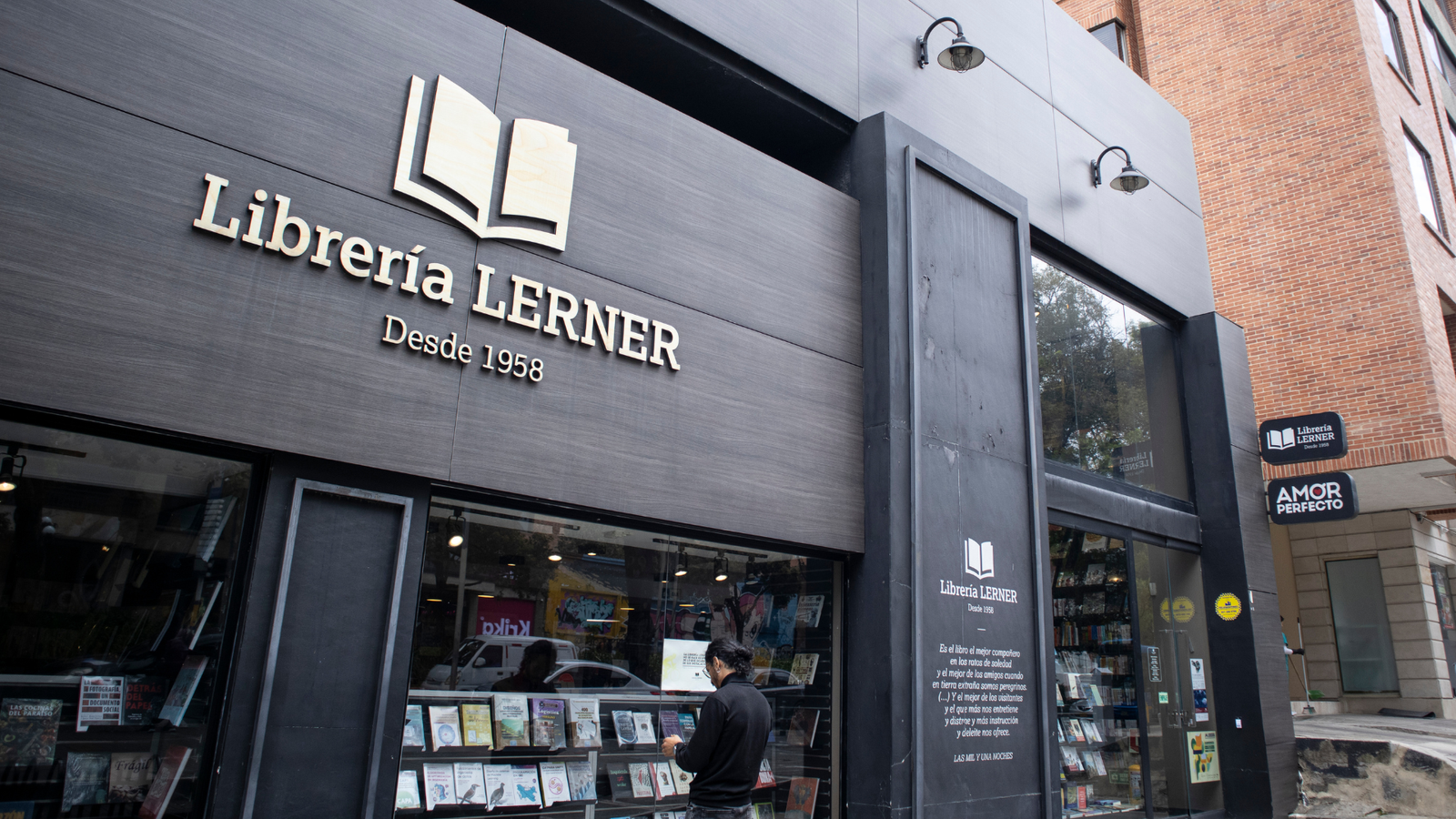 Café Amor Perfecto en Librería Lerner, Bogotá. Disfruta del mejor café de especialidad colombiano entre libros. Experiencia cultural y cafetera.