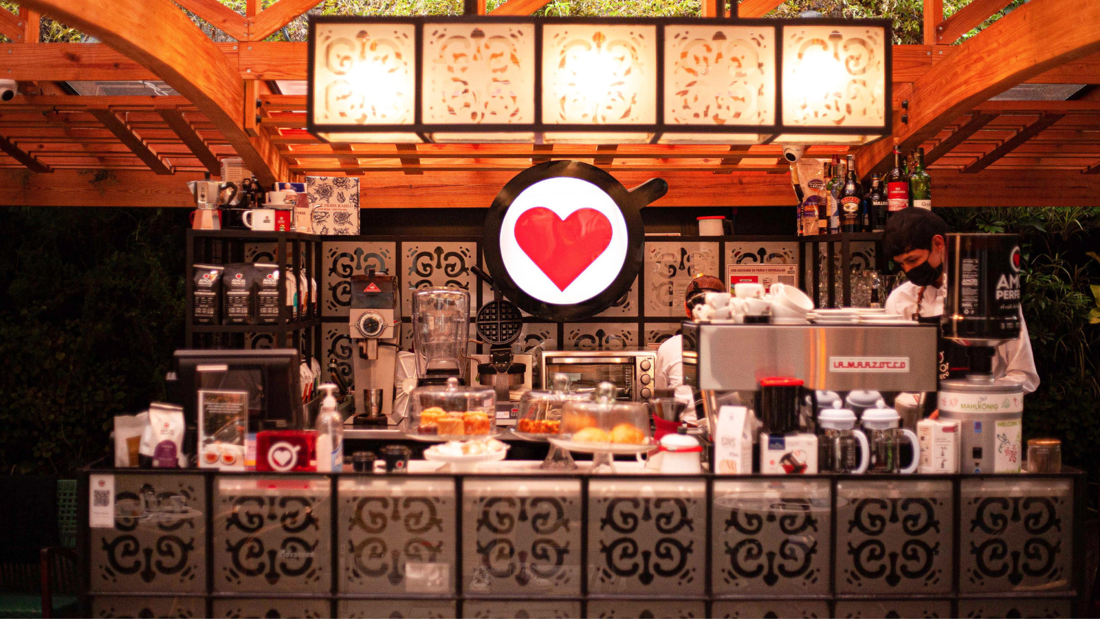 Barra Amor Perfecto en Librería Lerner, Bogotá. Cafetería de especialidad y espacio de lectura. Experiencia de barismo y cultura colombiana.
