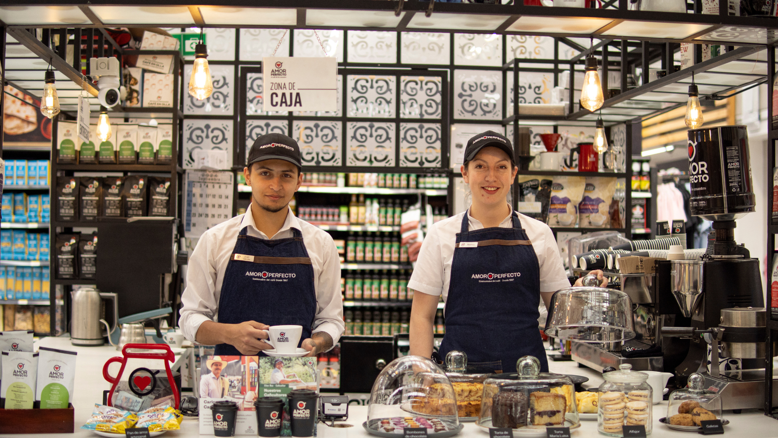 Baristas de Amor Perfecto en Éxito Wow Country. Atención profesional y servicio de café de especialidad en el norte de Bogotá.