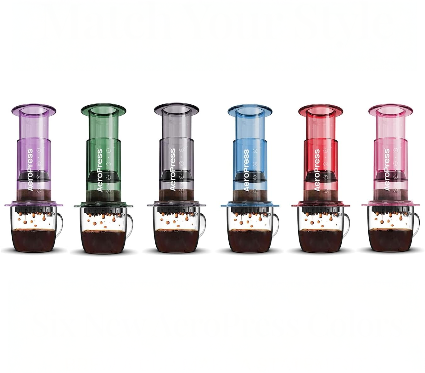 Colección de cafeteras AeroPress Clear en colores translúcidos: morado, verde, gris, azul, rojo y rosado. Cafetera manual portátil para preparar café de especialidad con diseño moderno.