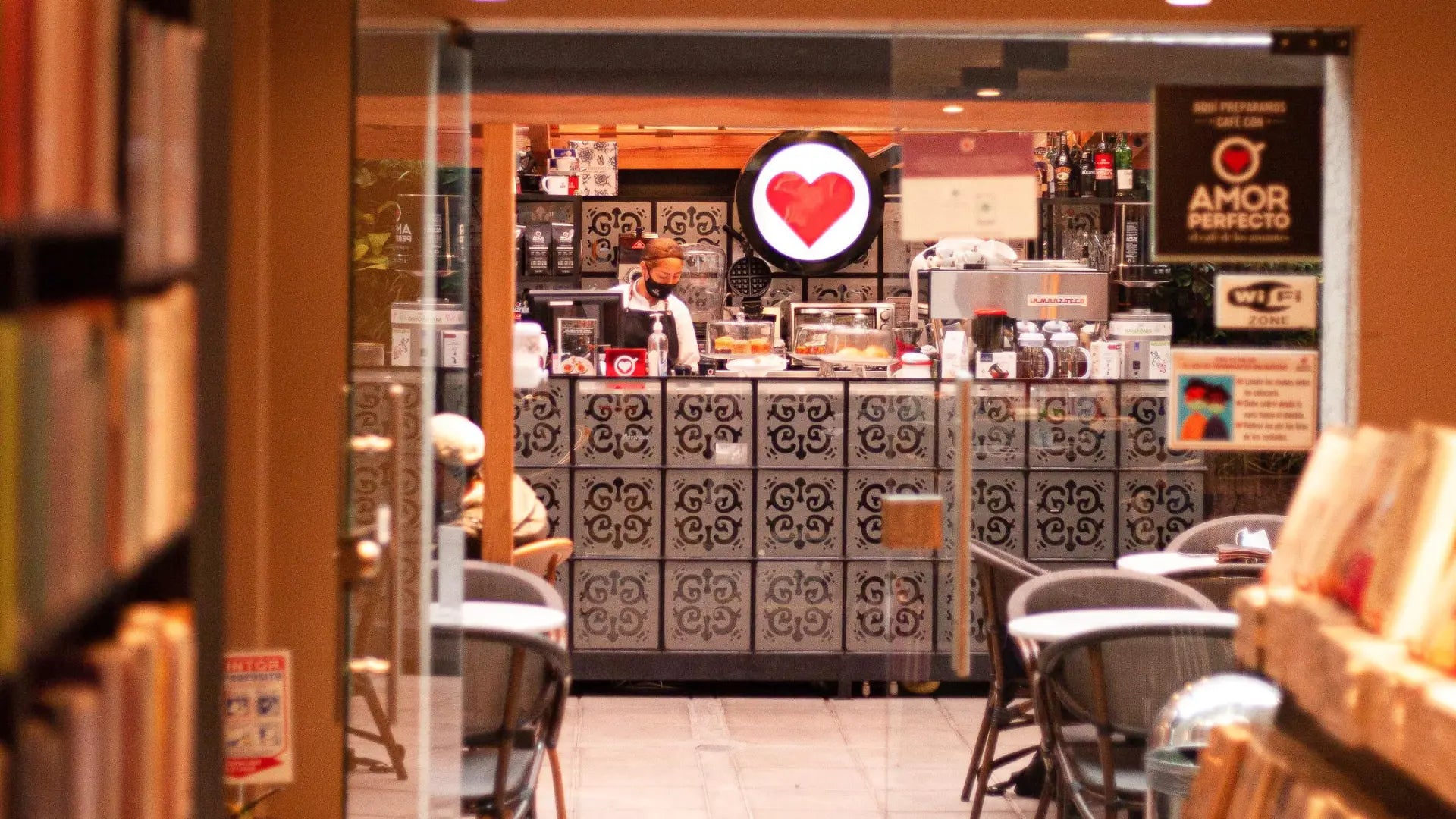 Barra Amor Perfecto en Librería Lerner, Bogotá. Cafetería de especialidad y espacio de lectura. Experiencia de barismo y cultura colombiana.
