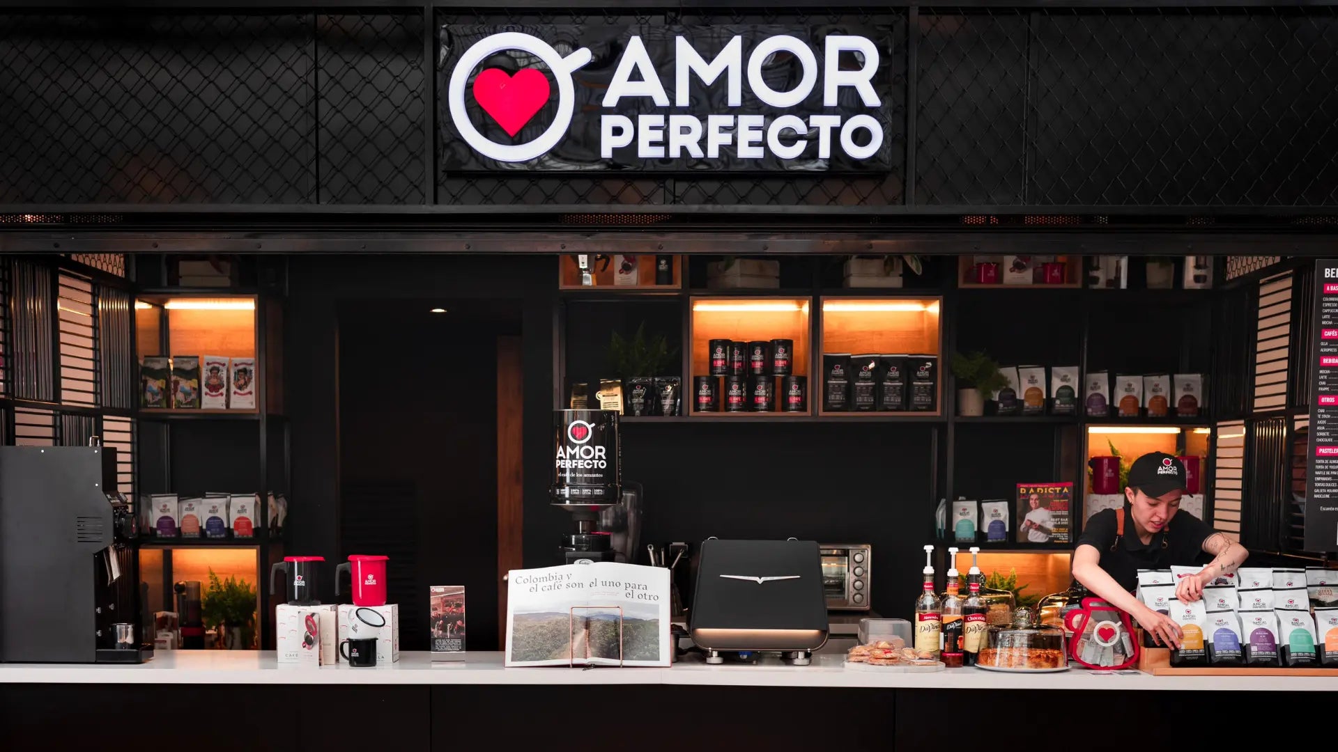 Tienda Amor Perfecto CEDEX Avenida Chile, Bogotá. Barra con café de especialidad y barismo profesional. Venta de café colombiano premium en grano.