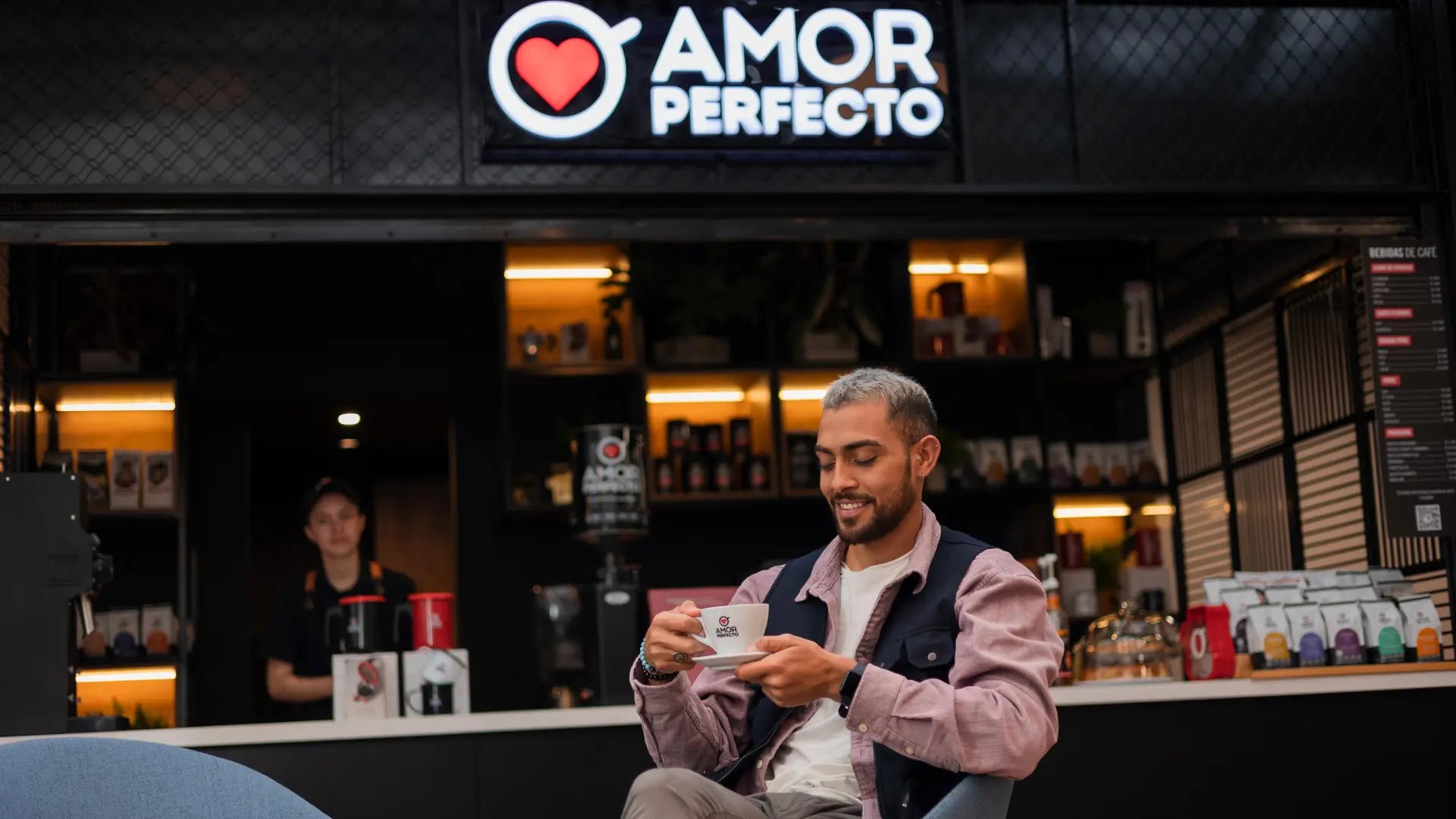 Café Amor Perfecto Avenida Chile, Bogotá. Cliente disfrutando café de especialidad y barismo profesional en el sector financiero.