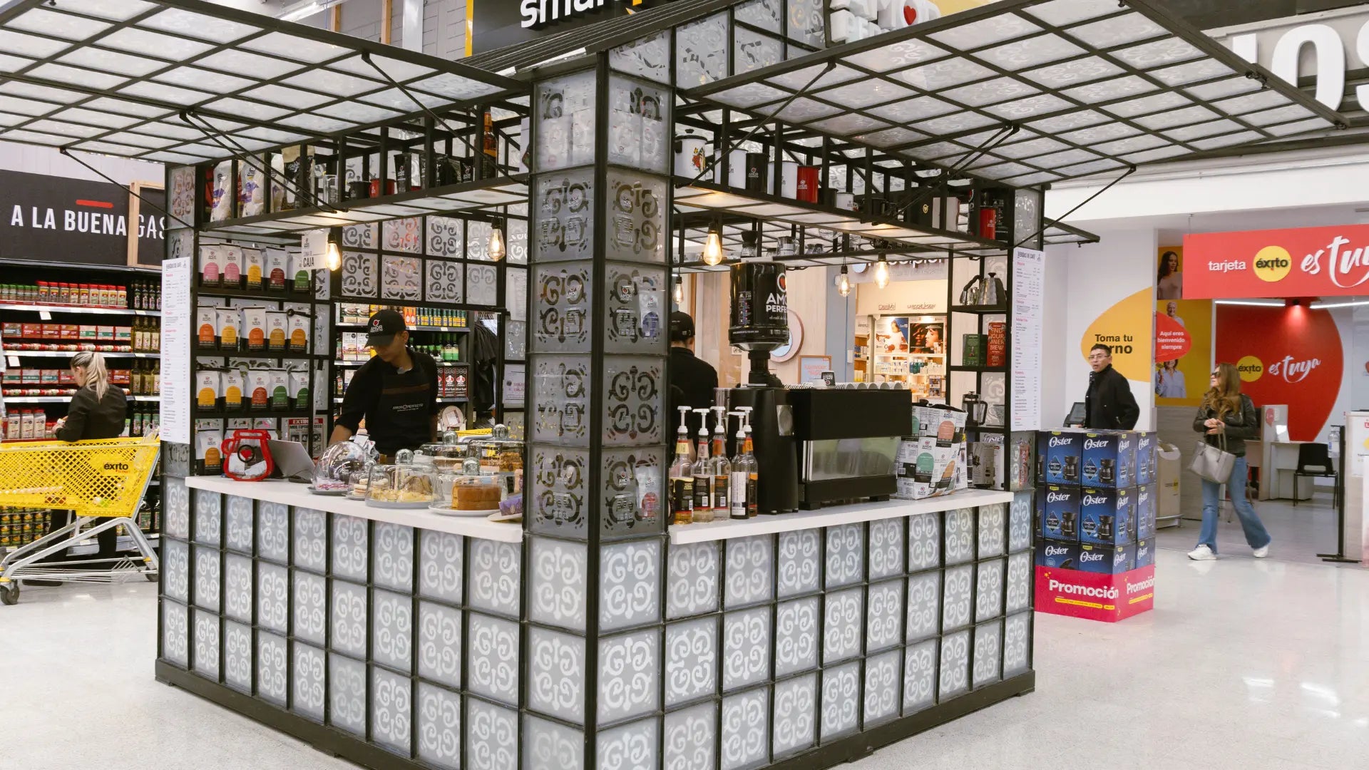 Barra de café Amor Perfecto en Éxito Wow Country Bogotá. Centro de experiencia con café de especialidad y métodos de preparación profesional.