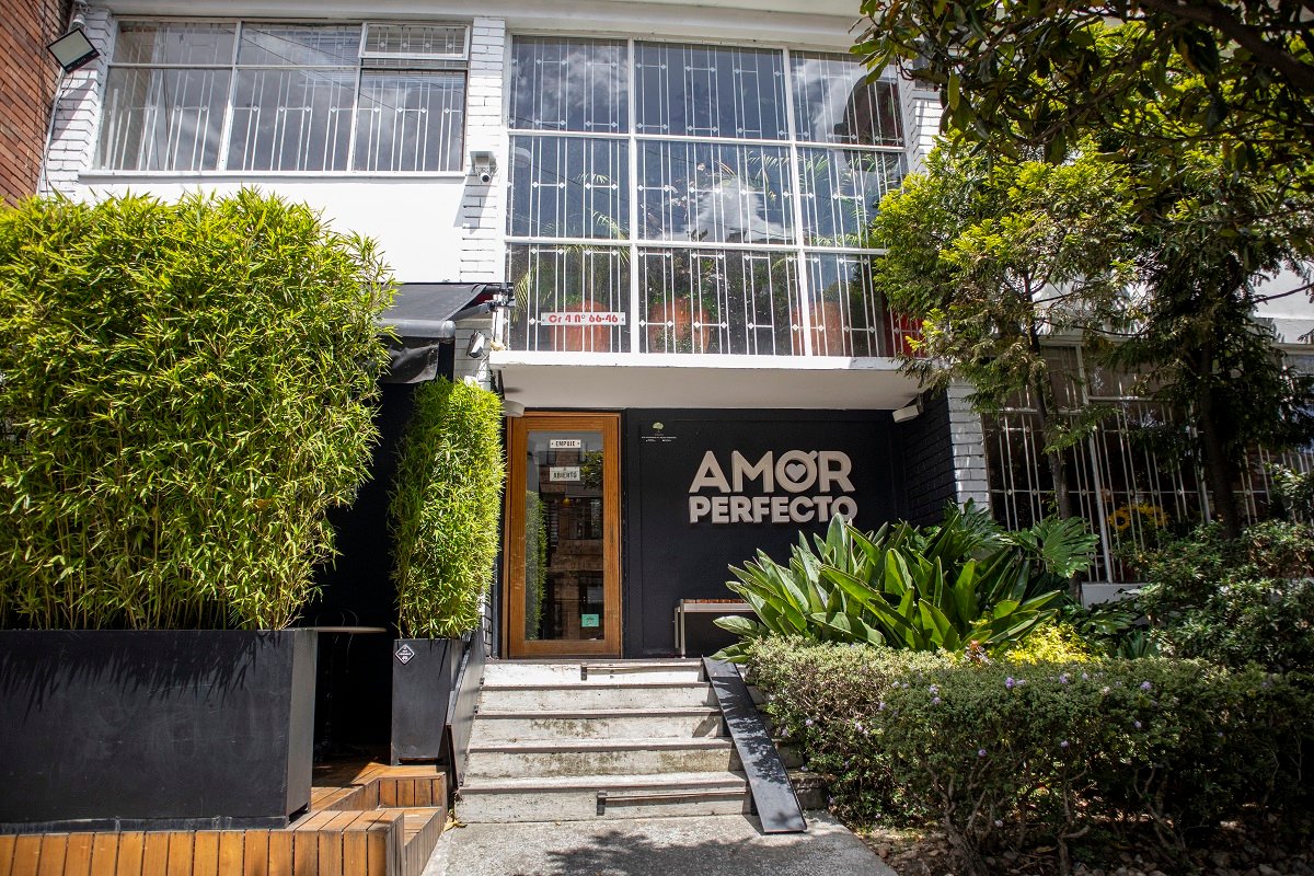 Fachada de la tienda física Amor Perfecto Chapinero, Bogotá. Local de café de especialidad colombiano y barismo profesional en la capital.