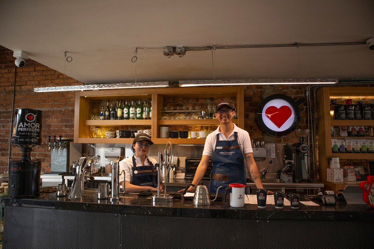 Baristas de Amor Perfecto en la tienda de Chapinero, Bogotá. Servicio profesional y preparación de café de especialidad colombiano.