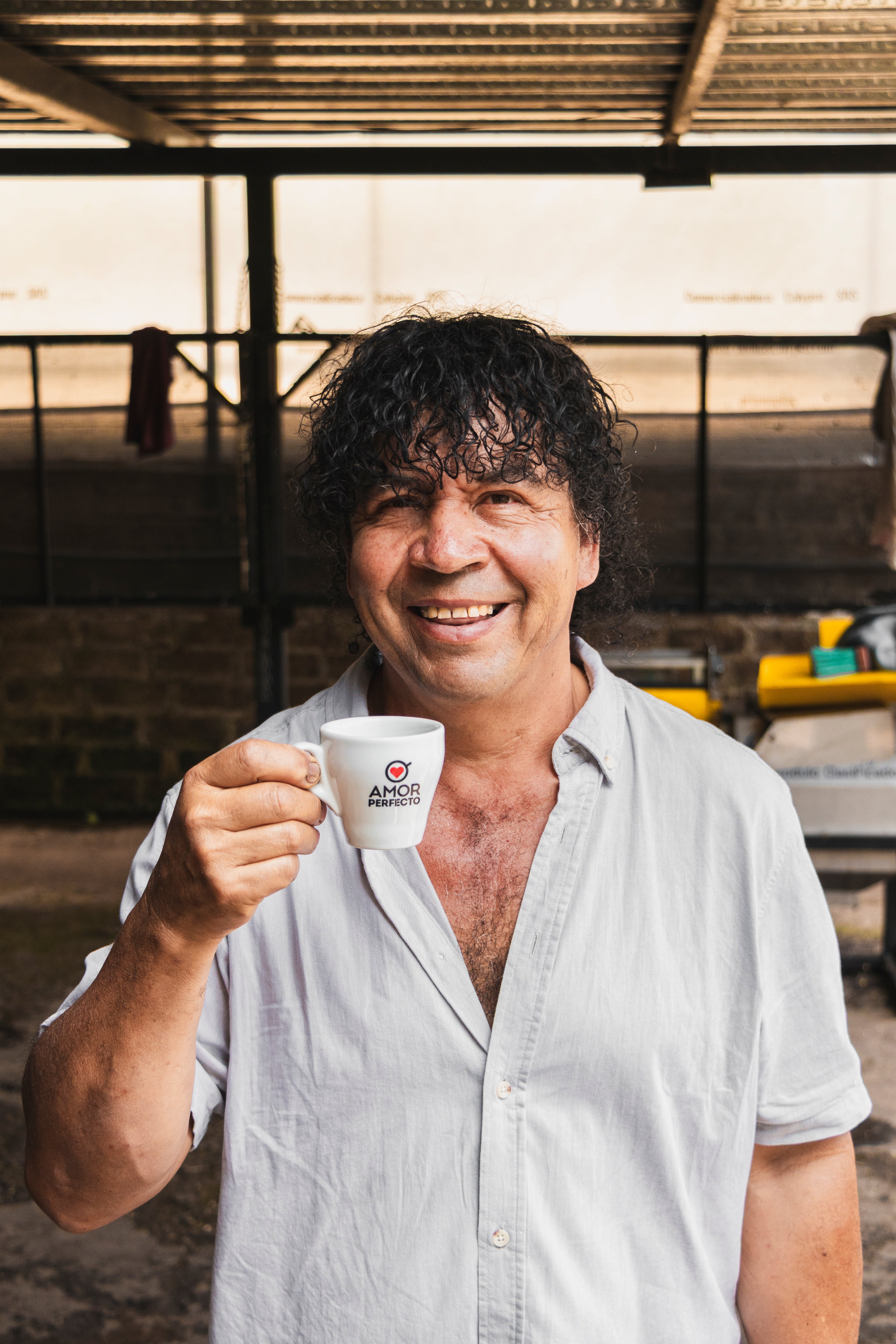 Elias Roa, sosteniendo una taza de café de especialidad colombiano. Fotografía que representa la pasión y la tradición del café tostado en origen.