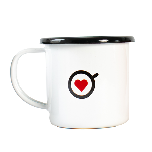 Mug de peltre blanco Amor Perfecto, pocillo esmaltado de estilo vintage con logotipo de corazón rojo. Accesorio de colección para disfrutar café de especialidad colombiano.