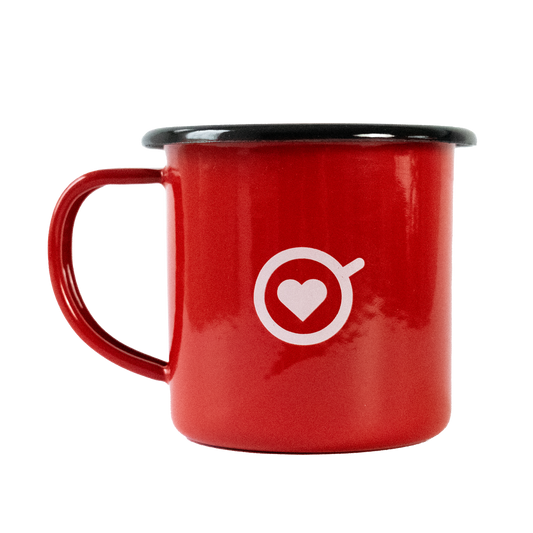 Mug de peltre rojo Amor Perfecto, pocillo esmaltado de estilo vintage con logotipo de taza y corazón rojo. Accesorio de colección para disfrutar café de especialidad colombiano.