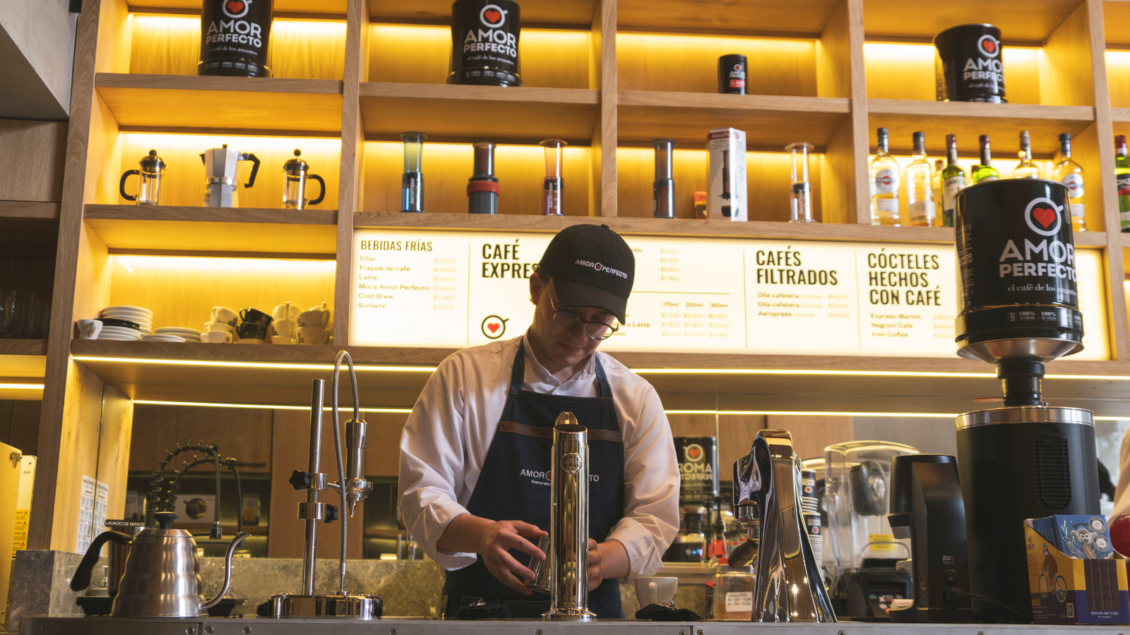 Tienda Amor Perfecto Parque Santander. Barista preparando café de especialidad. Menú de filtrados, expreso y barismo profesional.
