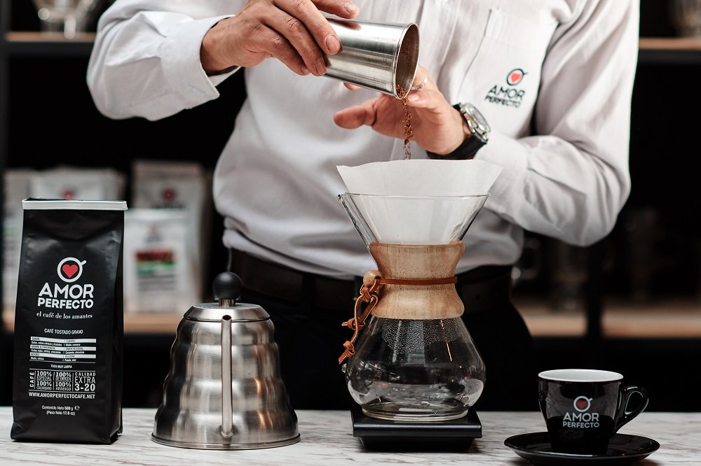 Preparación de café Amor Perfecto en cafetera Chemex. Barismo profesional y métodos de filtrado manual para café de especialidad.