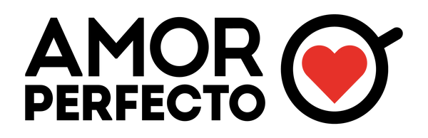 Logotipo oficial de Amor Perfecto café de especialidad colombiano. Diseño horizontal con letras negras e icono de taza de café con corazón rojo.