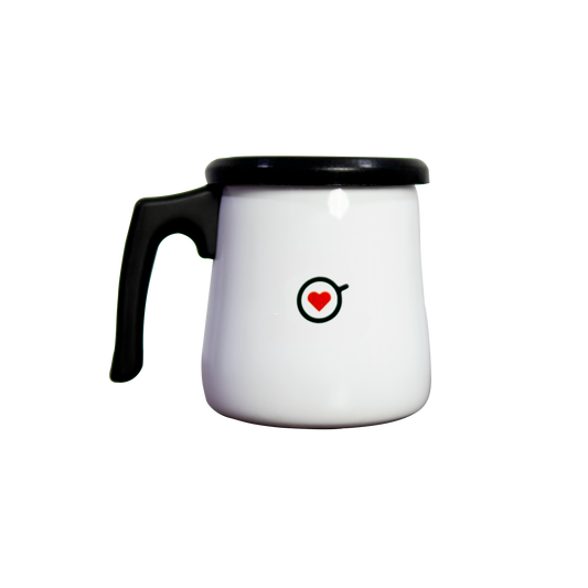 Olla de peltre blanca Amor Perfecto con logotipo. Cafetera de peltre esmaltado con diseño minimalista para preparar y servir café de especialidad colombiano.