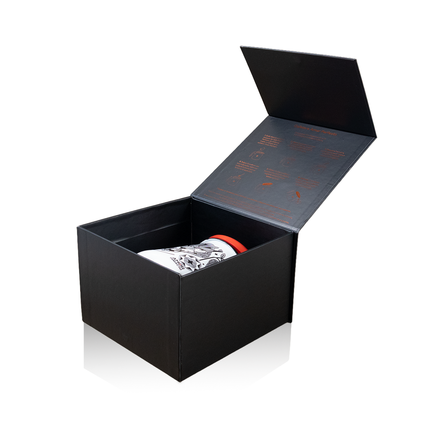 Caja de regalo premium Amor Perfecto abierta que contiene la olla de peltre con diseño de autor. Empaque de lujo para accesorios de café de especialidad colombiano con instrucciones de preparación en la tapa.