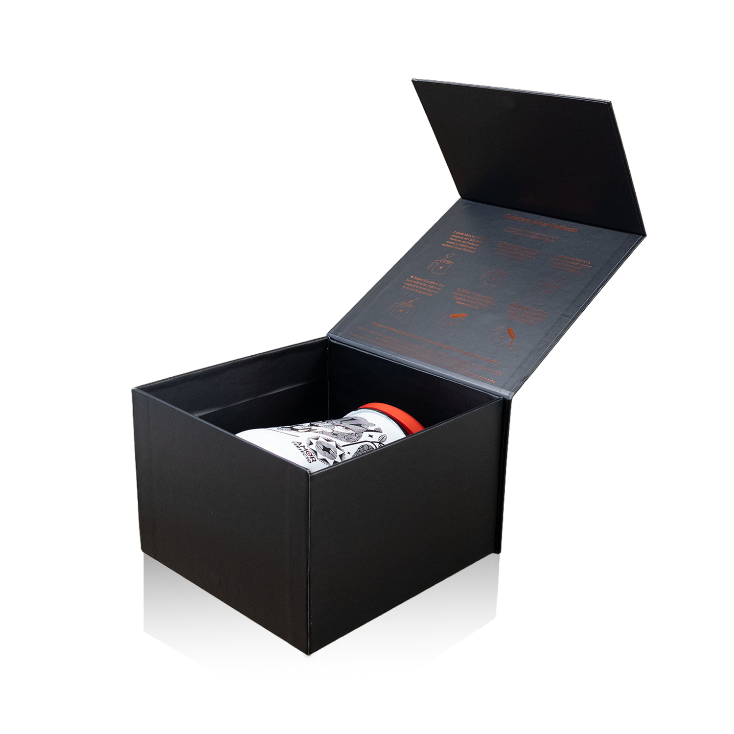 Caja de regalo premium Amor Perfecto abierta que contiene la olla de peltre con diseño de autor. Empaque de lujo para accesorios de café de especialidad colombiano con instrucciones de preparación en la tapa.