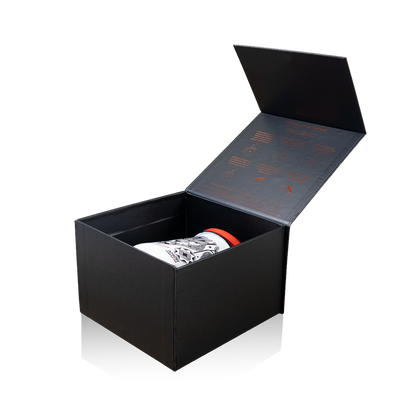 Caja de regalo premium Amor Perfecto abierta que contiene la olla de peltre con diseño de autor. Empaque de lujo para accesorios de café de especialidad colombiano con instrucciones de preparación en la tapa.