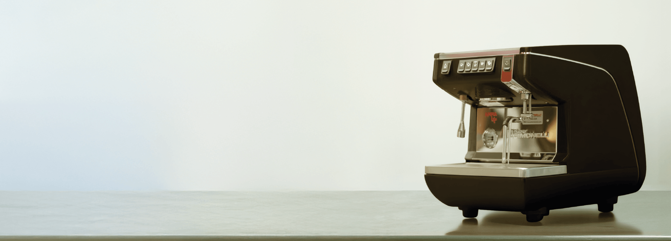 Máquina de café espresso profesional Nuova Simonelli Appia Life de un grupo, equipo de alta gama para barismo distribuido por Amor Perfecto. Ideal para cafeterías boutique y oficinas en Colombia.