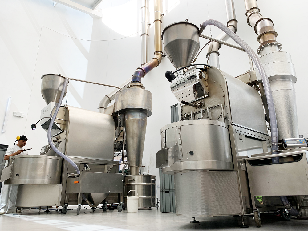 Planta de tostión Amor Perfecto con tecnología Loring. Proceso industrial de café de especialidad colombiano para máxima precisión y frescura.